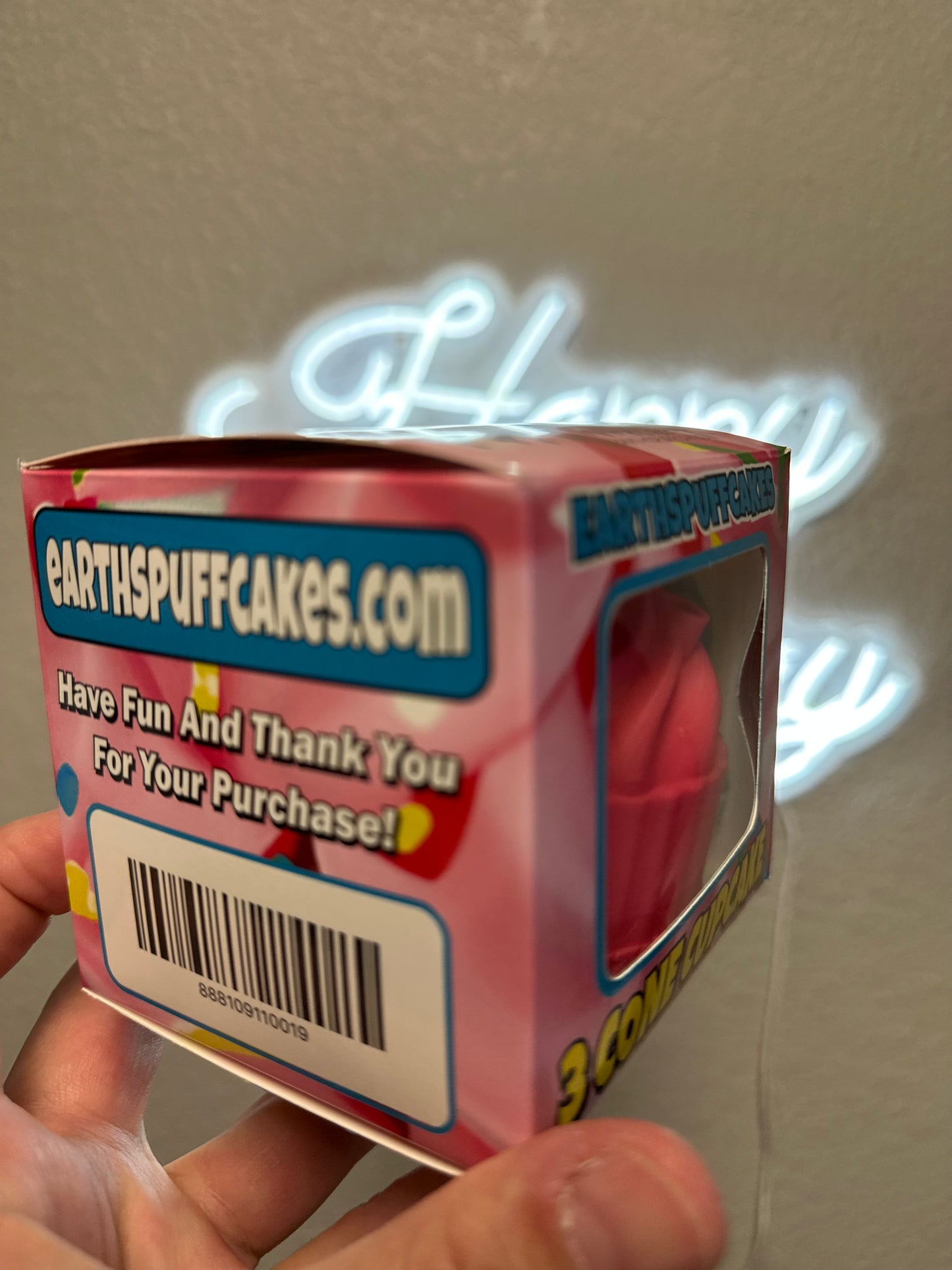Bright pink cupcake🧁