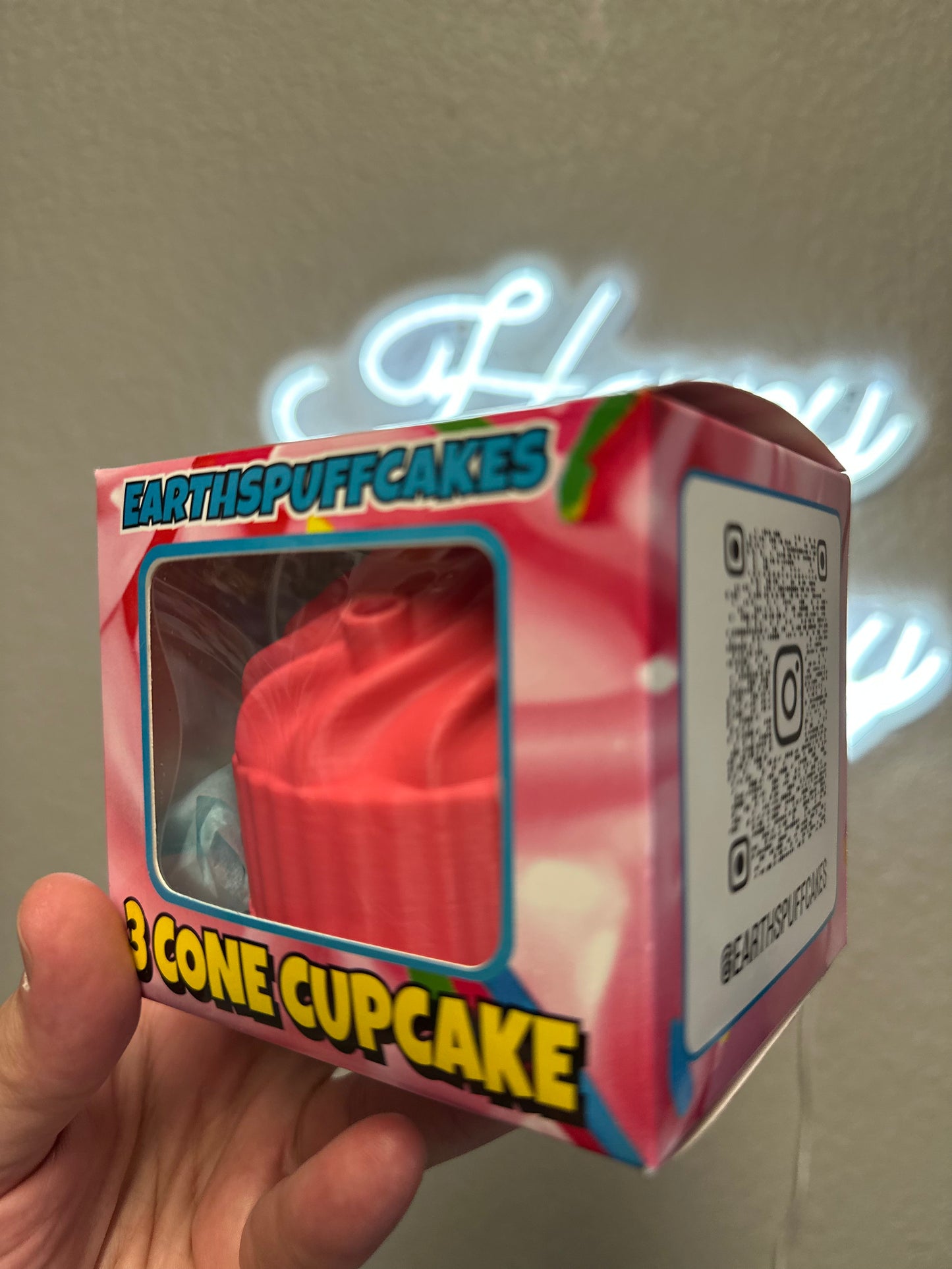 Bright pink cupcake🧁